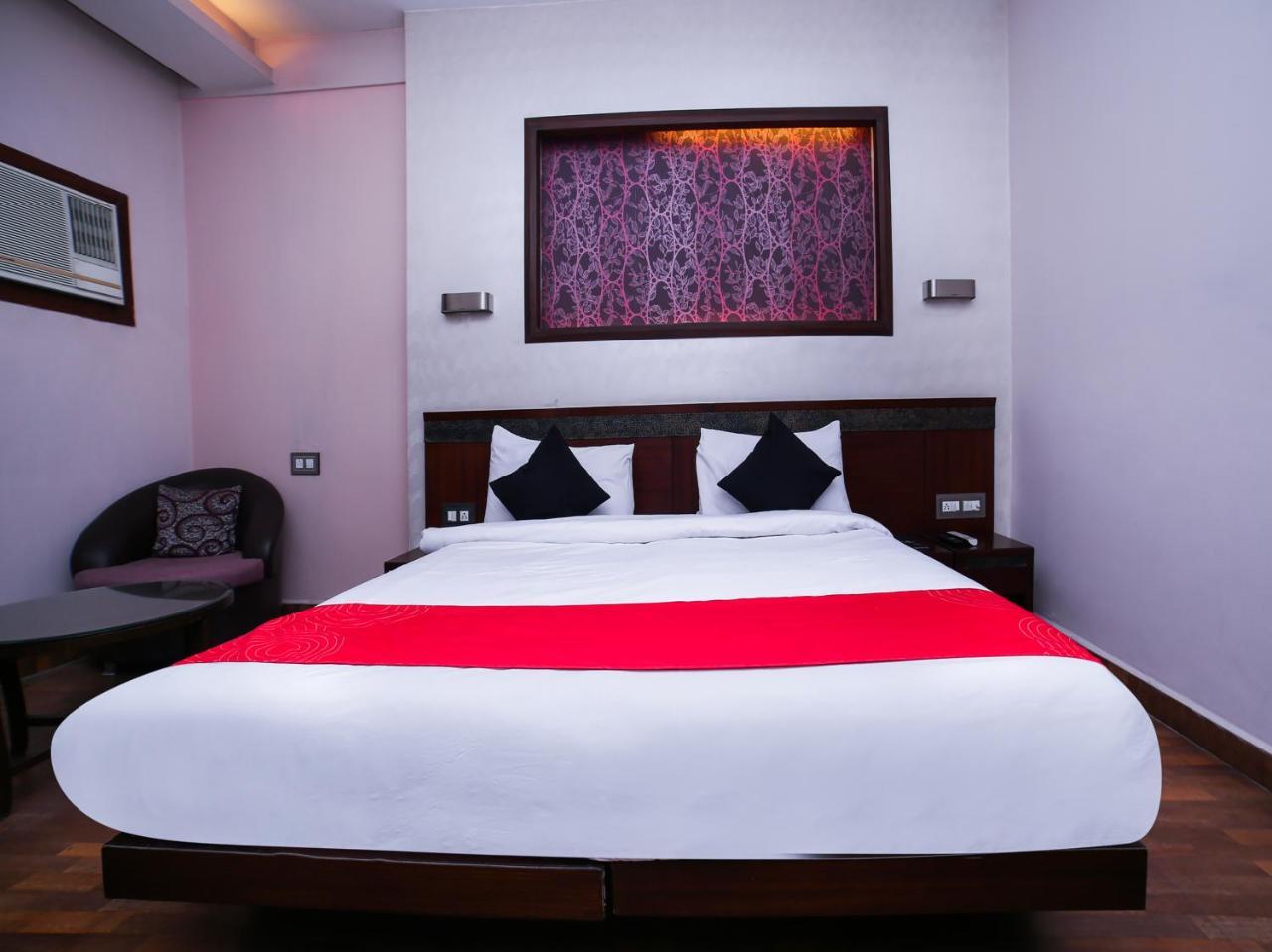 Collection O 30052 Chinmay Hotel 3*