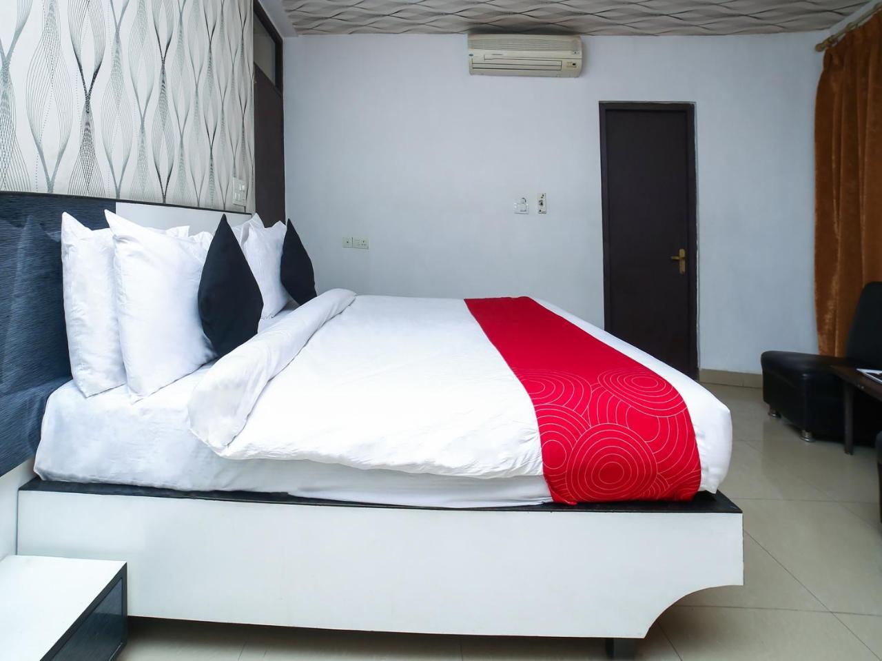 Hotel Collection O 30052 Chinmay 3*