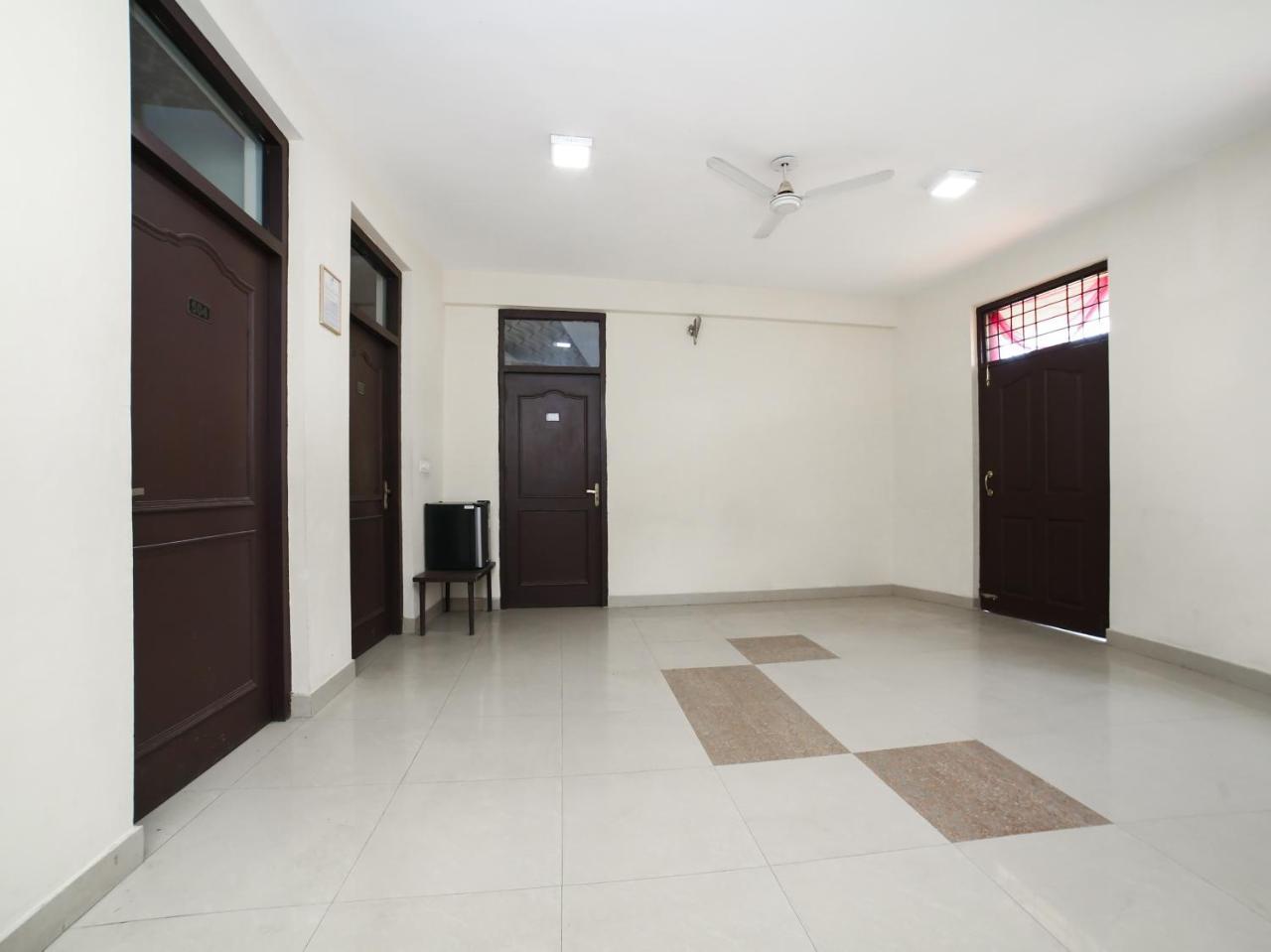 Collection O 30052 Chinmay 3* Lucknow