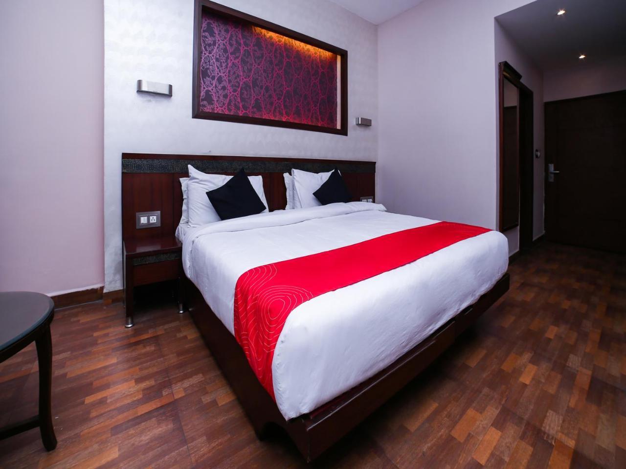 Collection O 30052 Chinmay Hotel 3*