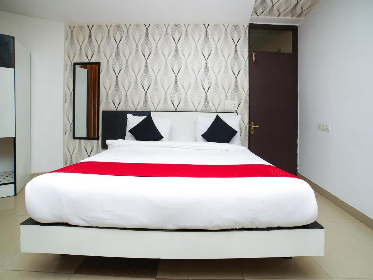 Collection O 30052 Chinmay Hotel Lucknow