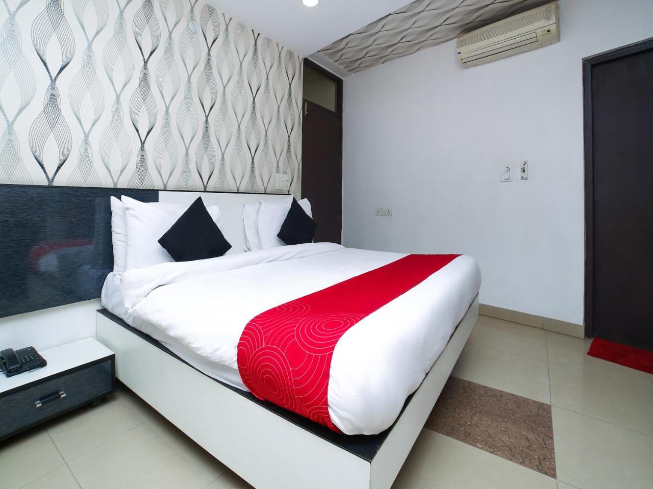 Collection O 30052 Chinmay Hotel 3*