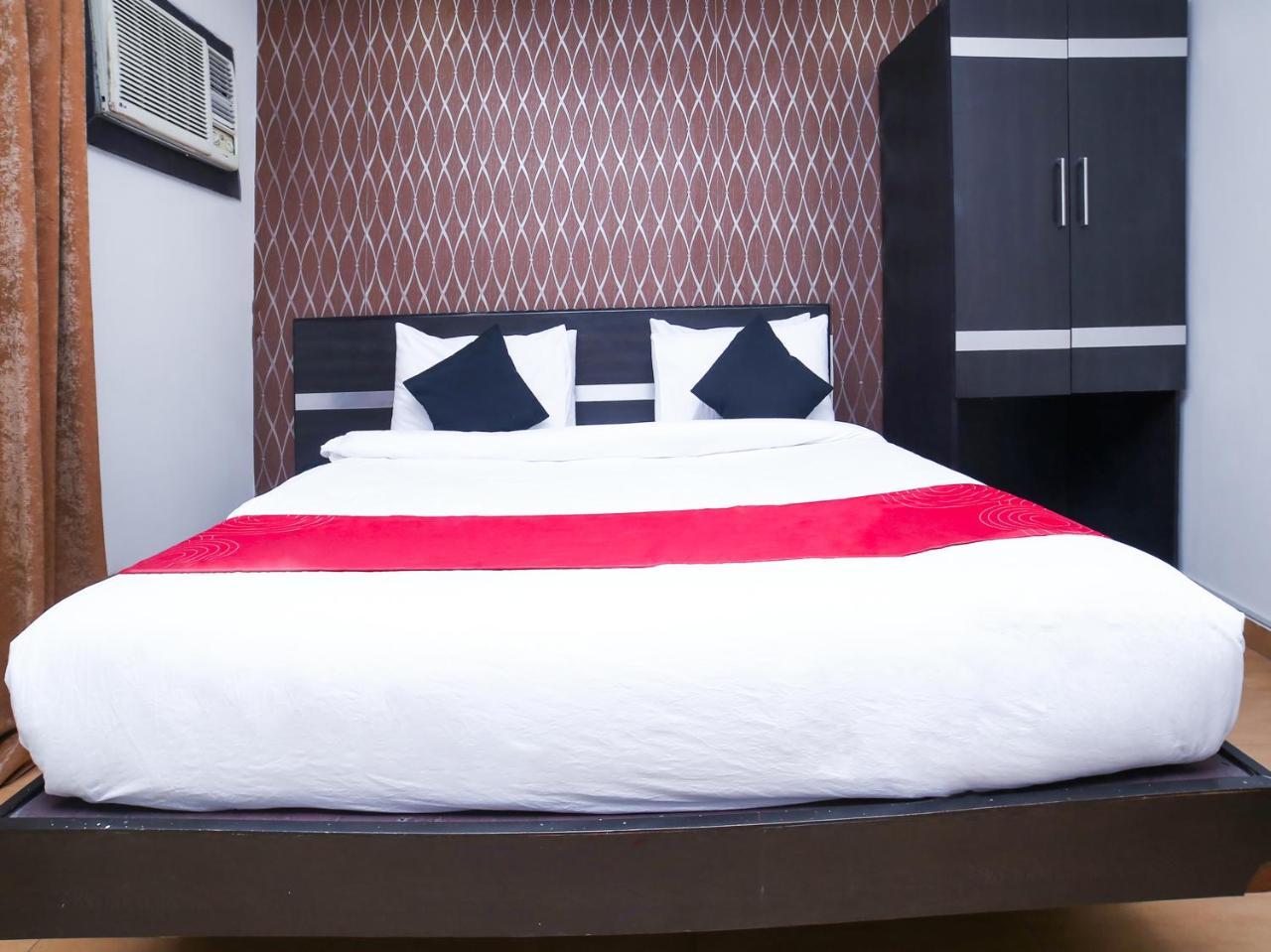 Hotel Collection O 30052 Chinmay 3*