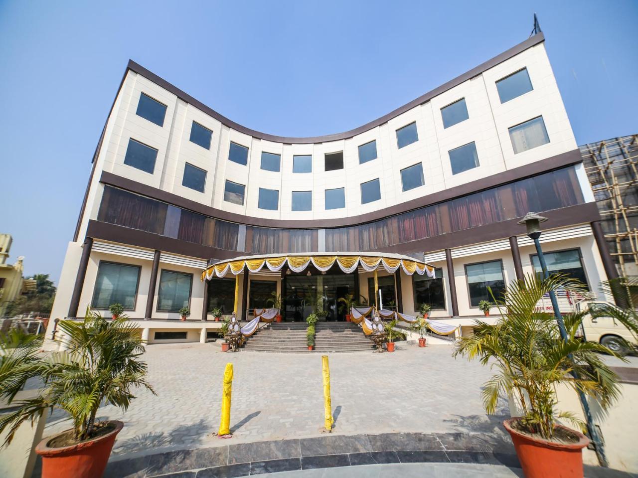 Collection O 30052 Chinmay Hotel 3*