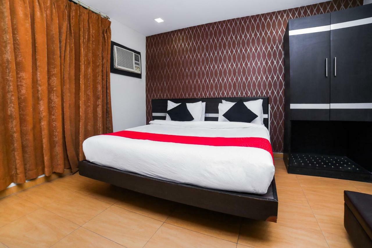 Collection O 30052 Chinmay Hotel 3*